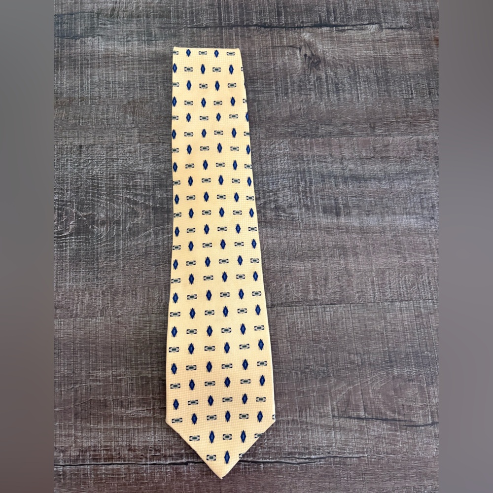 NWOT Izod Yellow Silk Tie with Navy Blue Pattern